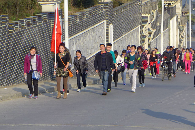 2015年3月8日寶業(yè)集團開展“香溪洞-吉河徒步踏青活動”慶祝三八節(jié)！